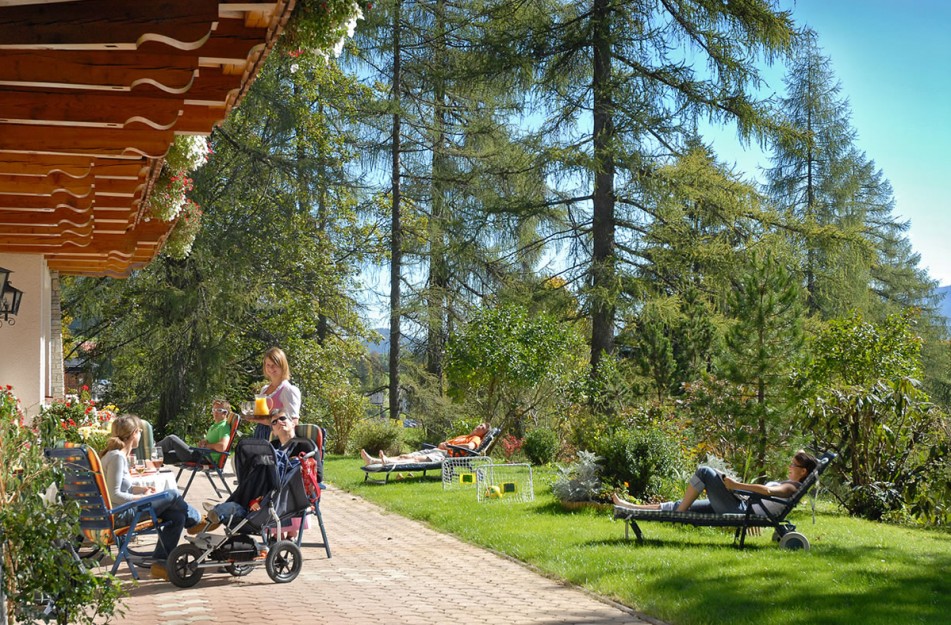 Platz für die ganze Familie auf der Terrasse