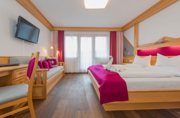 Zimmer mit Möbeln aus aus Vollholz